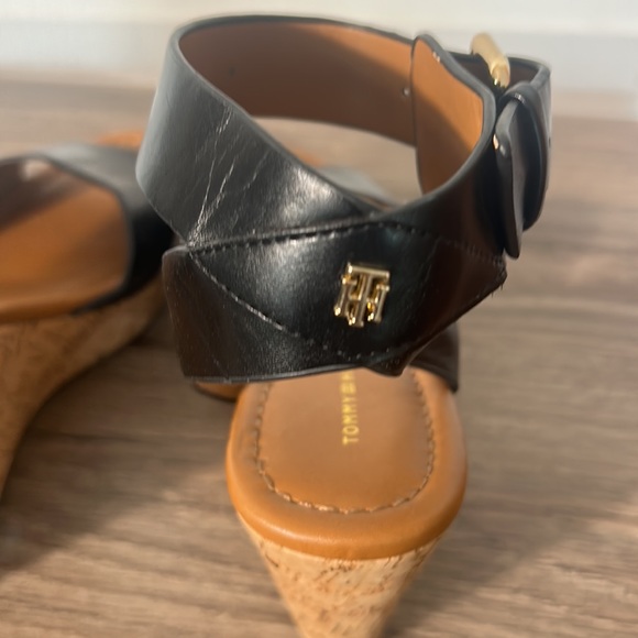 TOMMY HILFIGER BLACK LEATHER WEDGES SANDALS WITH ANKLE STRAPS IN SIZE 7.5 M - Picture 4 of 10